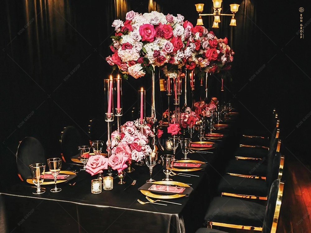 Black Porcelain Plates with Gold-Plated Cutlery Luxury Wedding Table Setting Black Porcelain Plates with Gold-Plated Cutlery for Luxury Wedding and Event Table Decor